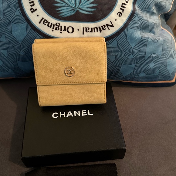Full Inclusion authentic Chanel vintage Beige Sevruga Compact Wallet. - Picture 3 of 15
